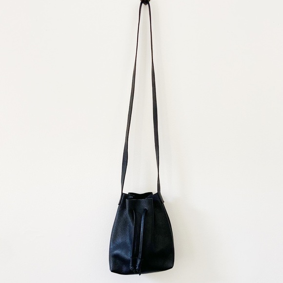 Vintage Handbags - Vintage Black Leather Crossbody Bucket Bag Handbag
